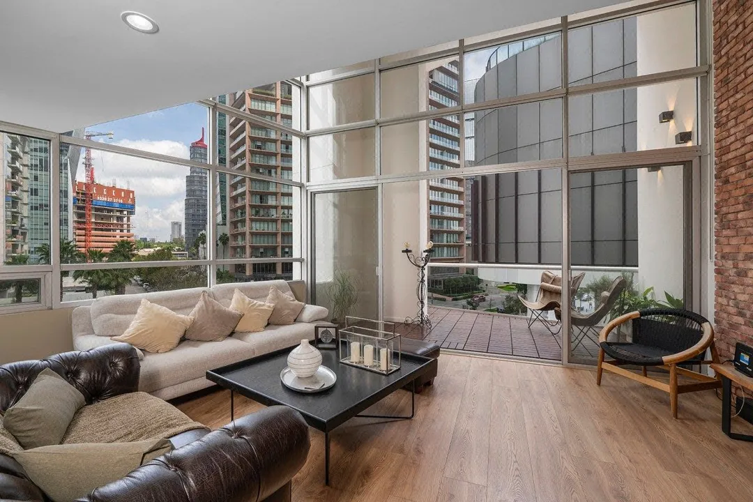 Aura Lofts: doble altura, fachada de cristal y recámara principal XL