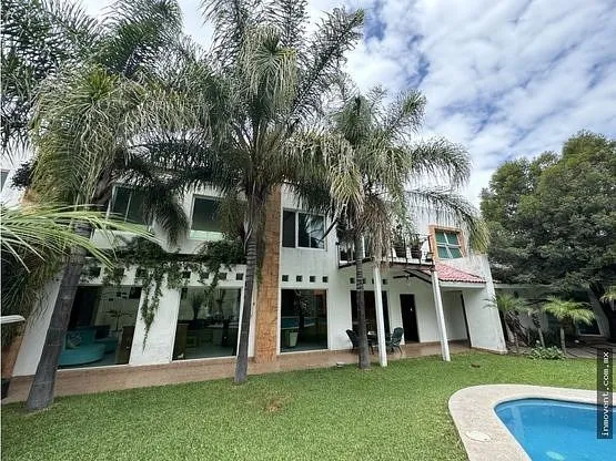 Residencia en venta con alberca en Zapopan