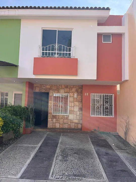 Se renta casa en Parques del Bosque, zona Iteso, Tlaquepaque, Jalisco.