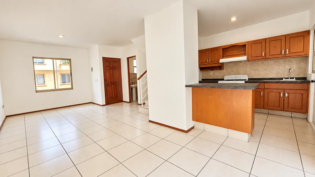 Casa en renta en El Sereno, Frente a Nueva Galicia | 3 recámaras, 2 autos