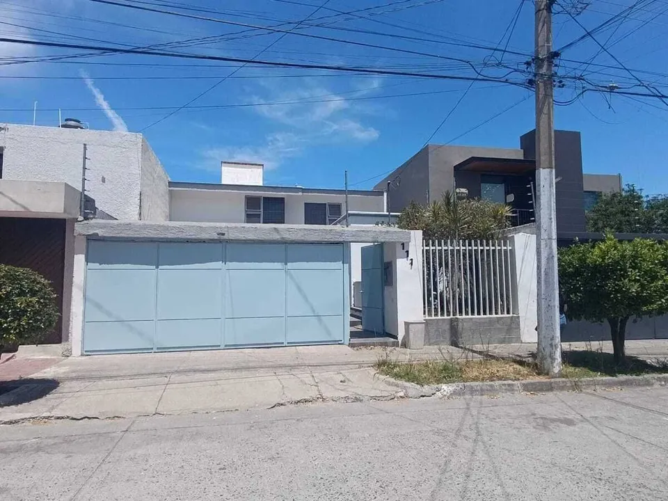 CASA EN RENTA EN JARDINES VALLARTA!!