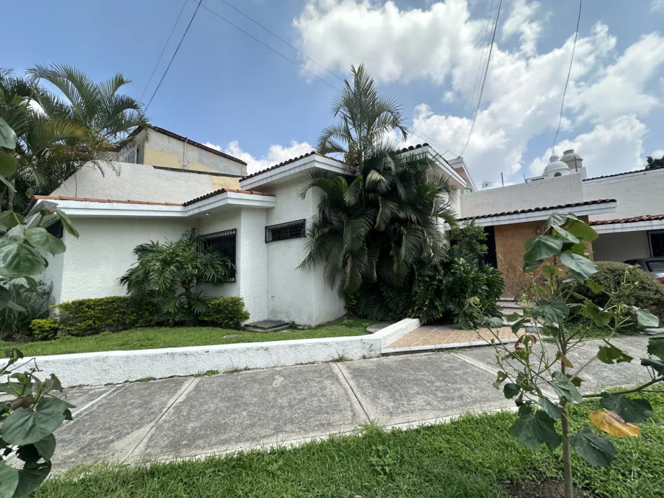 Foto 2 de Casa en renta en Jardines de la Patria a unas cuadras de plaza Galerias