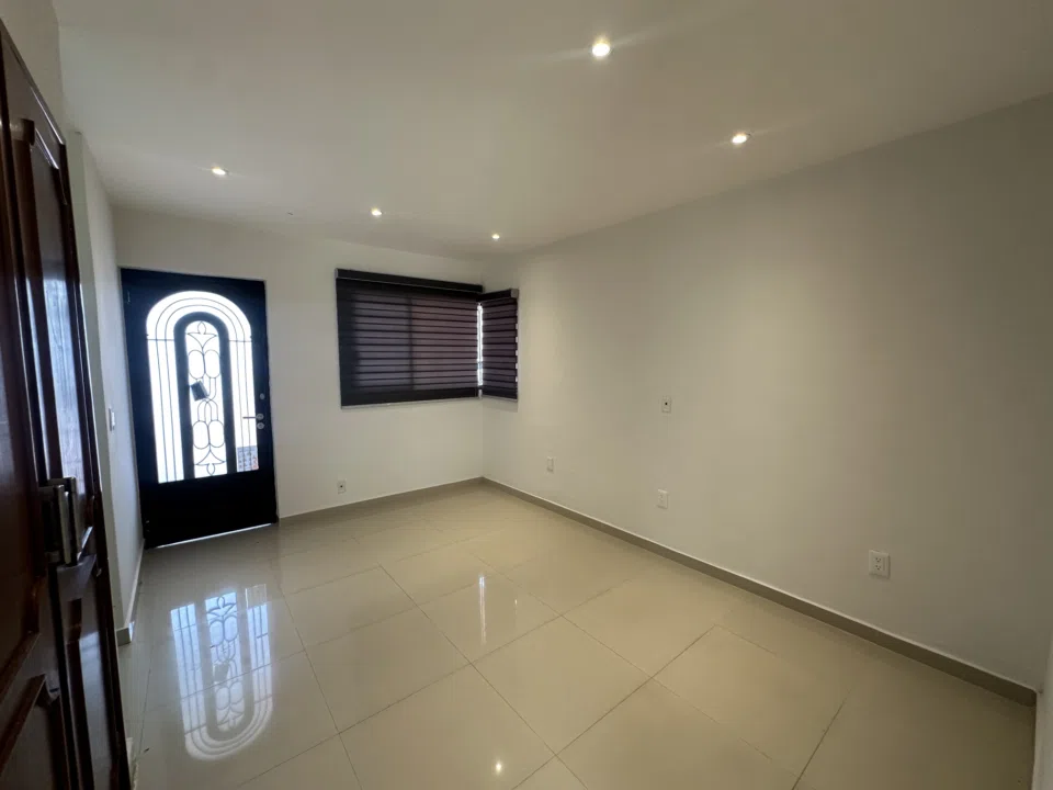 Foto 3 de Casa en renta en Jardines de la Patria a unas cuadras de plaza Galerias