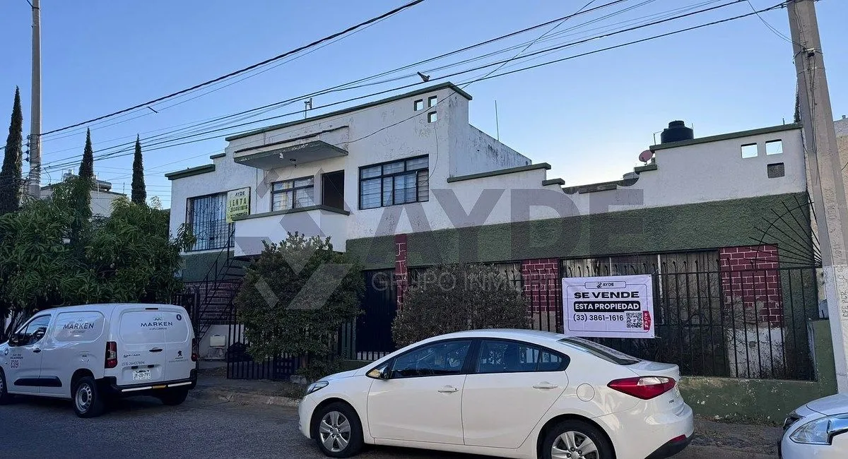 CASA EN VENTA CON LOCALES COMERCIALES EN AURELIO GONZÁLEZ 1971