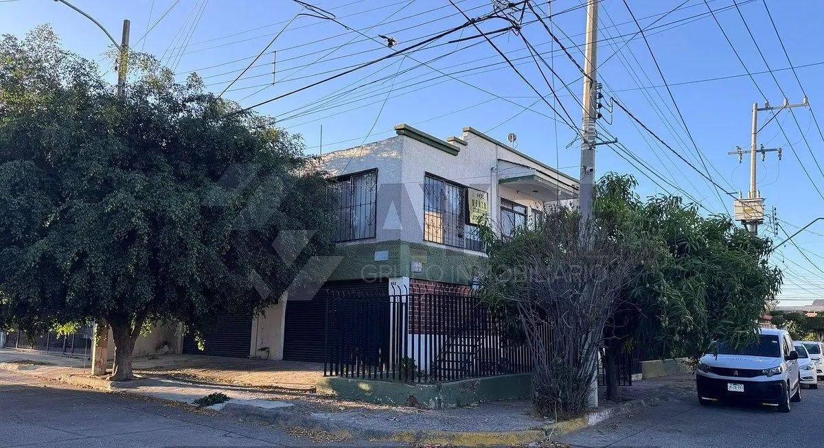 Foto 2 de CASA EN VENTA CON LOCALES COMERCIALES EN AURELIO GONZÁLEZ 1971