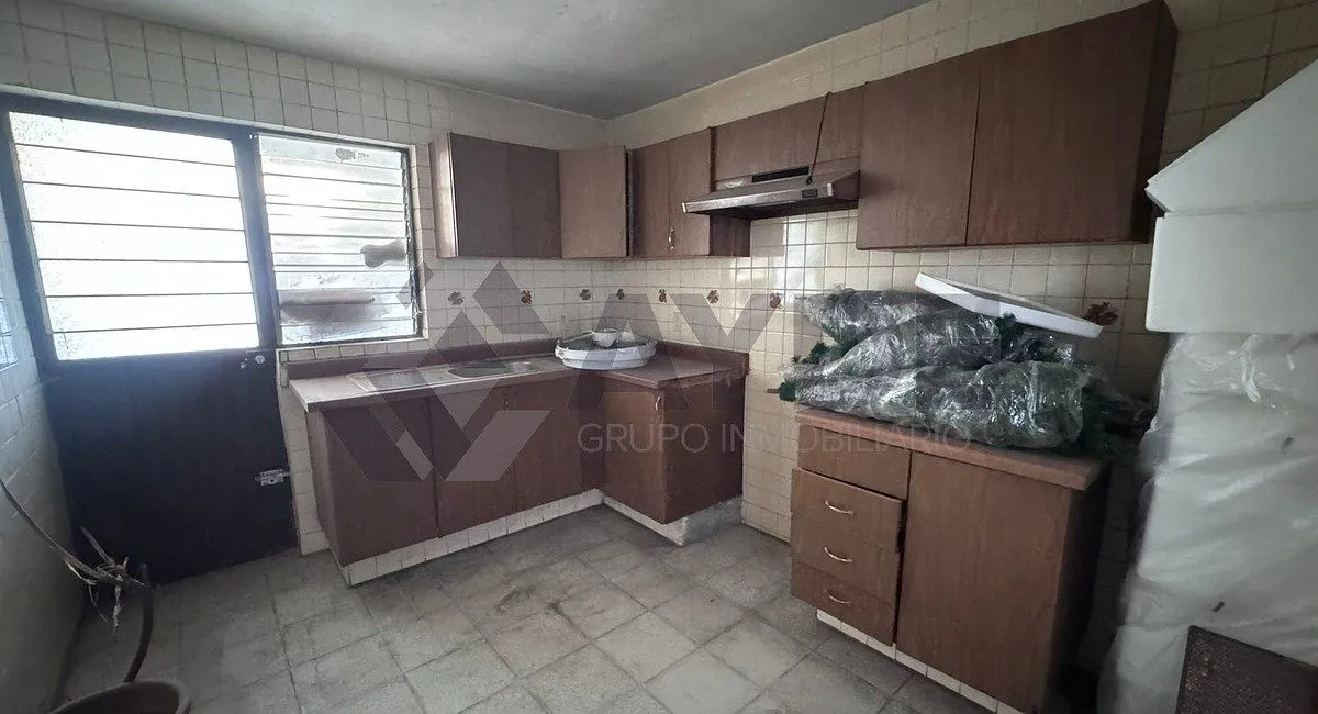 Foto 4 de CASA EN VENTA CON LOCALES COMERCIALES EN AURELIO GONZÁLEZ 1971