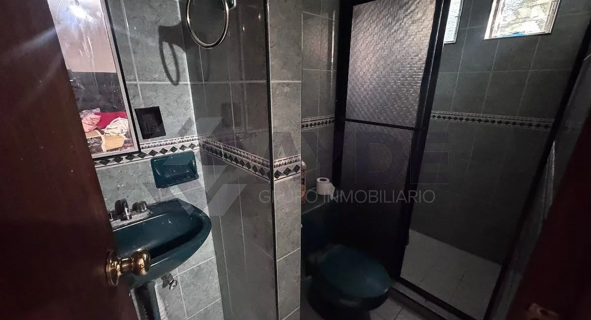 Foto 9 de CASA EN VENTA CON LOCALES COMERCIALES EN AURELIO GONZÁLEZ 1971