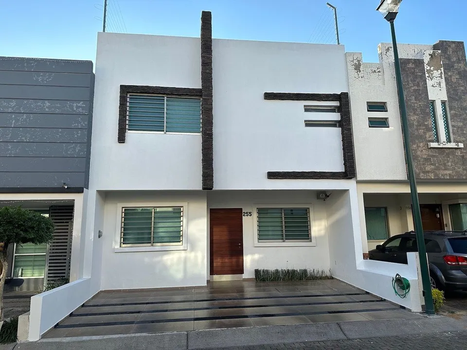 Foto 2 de Casa en renta en Condominio Los Almendros, Zapopan