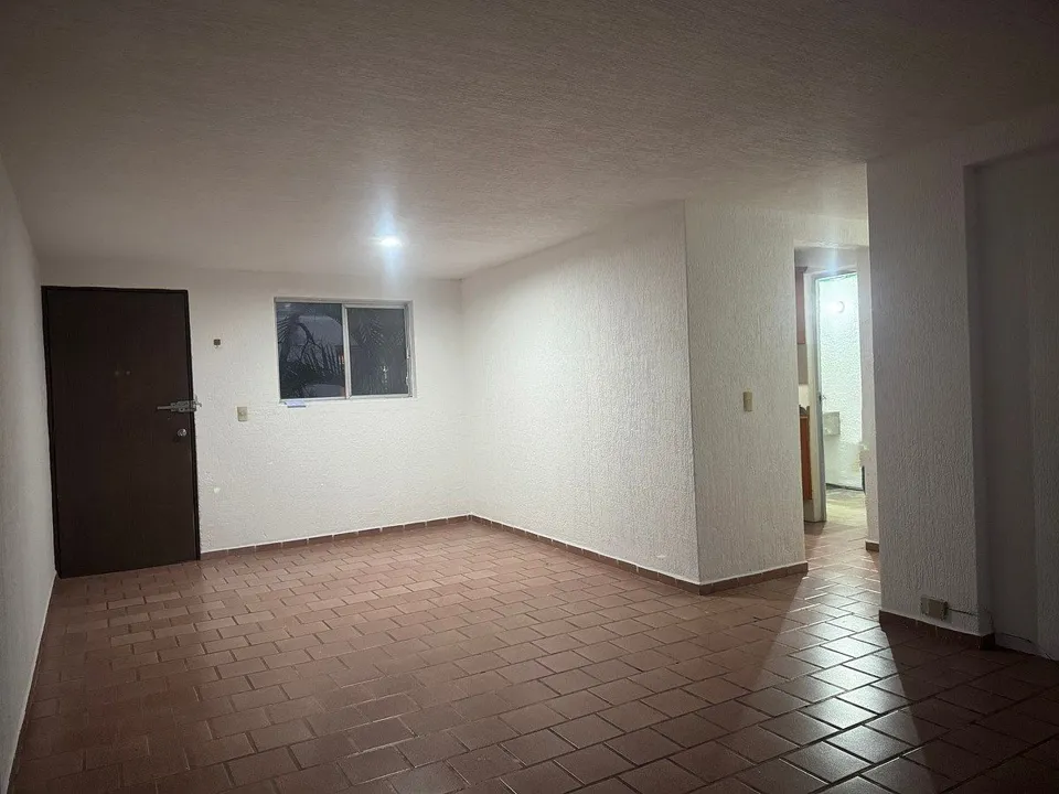 Foto 4 de Amplio Departamento en 2ndo Nivel dentro de Condominio