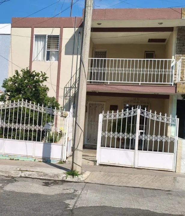 Casa en venta en Calle Azucena, Jardines de la Paz, Guadalajara