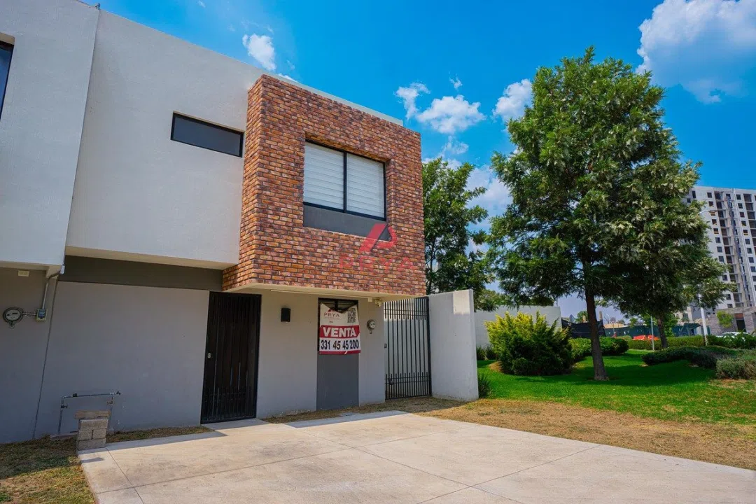 Foto 2 de Casa en Venta en Alva Residencial Zapopan | Esquina con Terreno Excedente