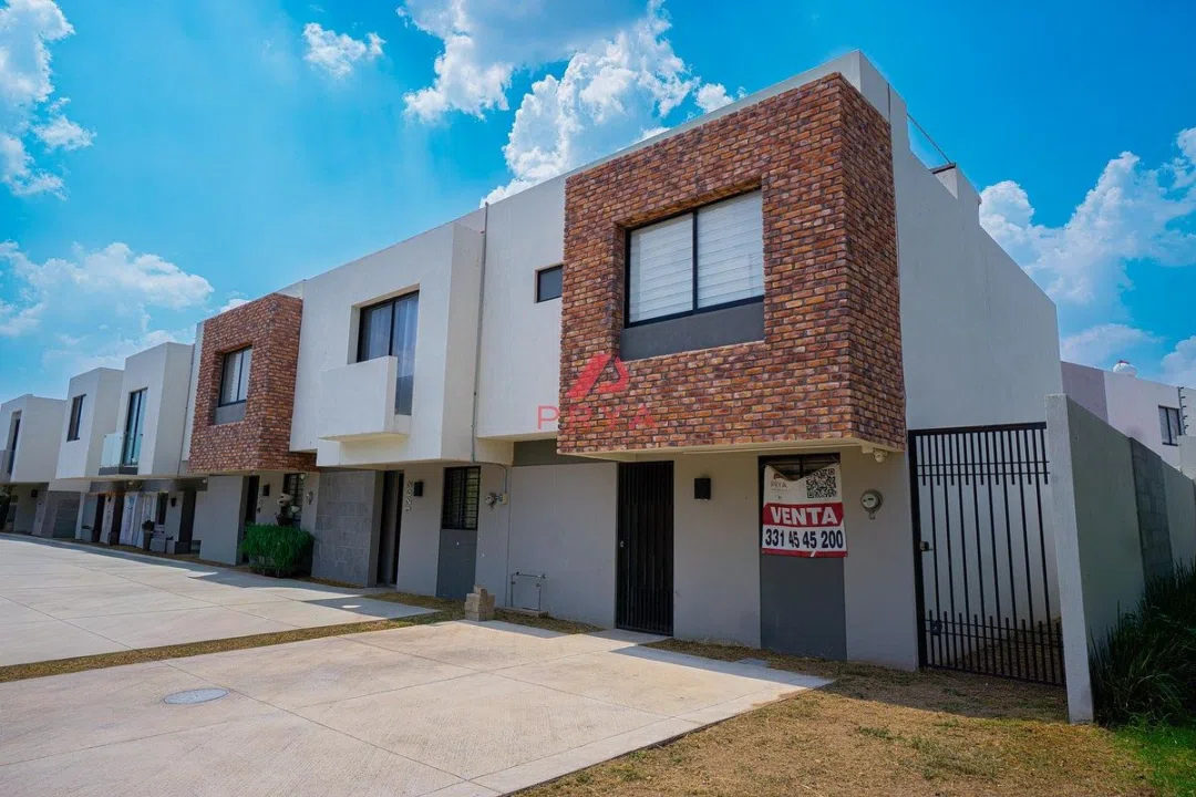 Foto 3 de Casa en Venta en Alva Residencial Zapopan | Esquina con Terreno Excedente