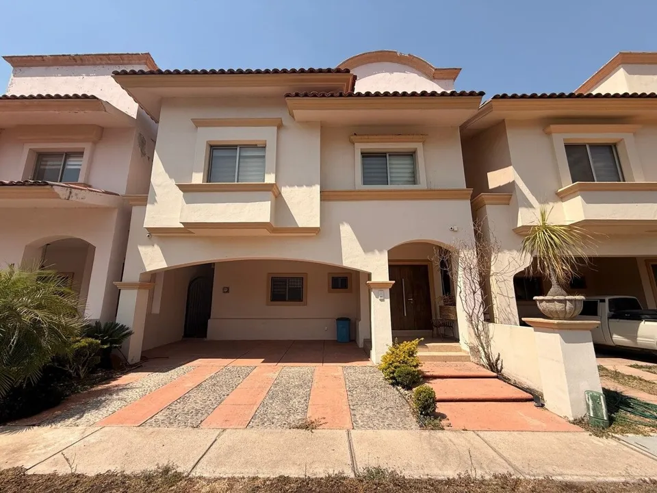 Casa en venta en Villa California Remodelada