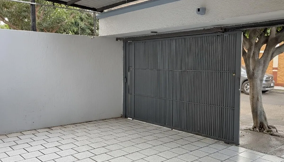 Foto 3 de Casa en venta bien comunicada en Jardines de la Cruz, Guadalajara.