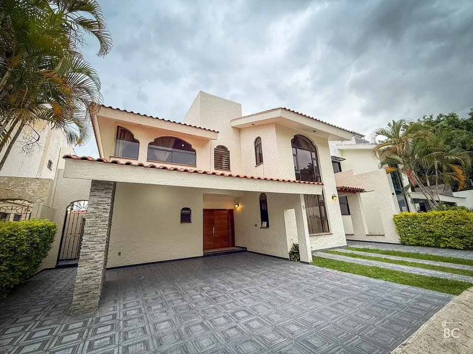 Casa en Venta en Valle Real | 4 Recámaras + Cuarto de Servicio | Coto Privado