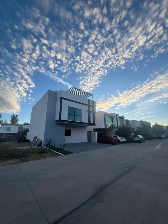Foto 2 de TU OPOTUNIDAD LLEGO, CASA EN SOLARES RESIDENCIAL