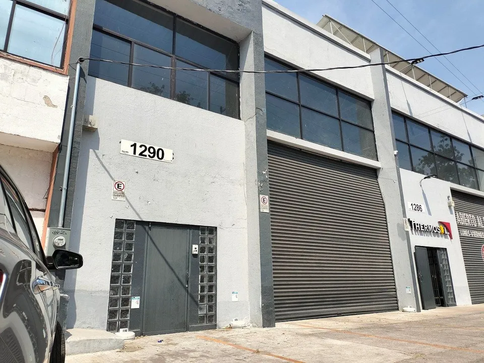 Bodega con Oficinas en Col El Rosario