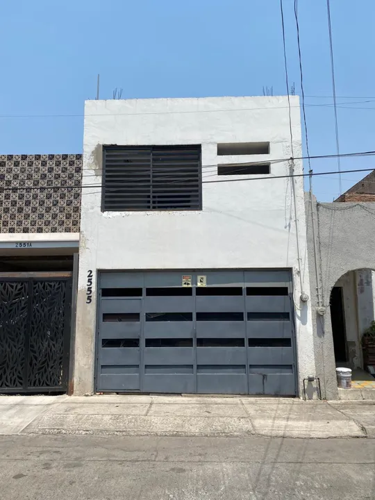 Casa en venta en Santa Elena Alcalde con cochera doble. Excelente ubicación!