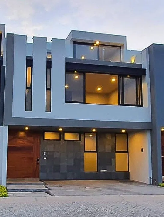 CASA EN VENTA EN PUNTO SUR ESTE FRENTE A PARQUE