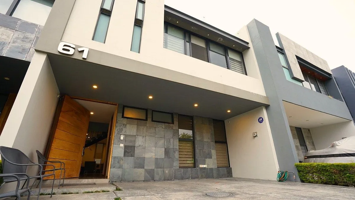 Foto 2 de CASA EN VENTA EN PUNTO SUR ESTE FRENTE A PARQUE