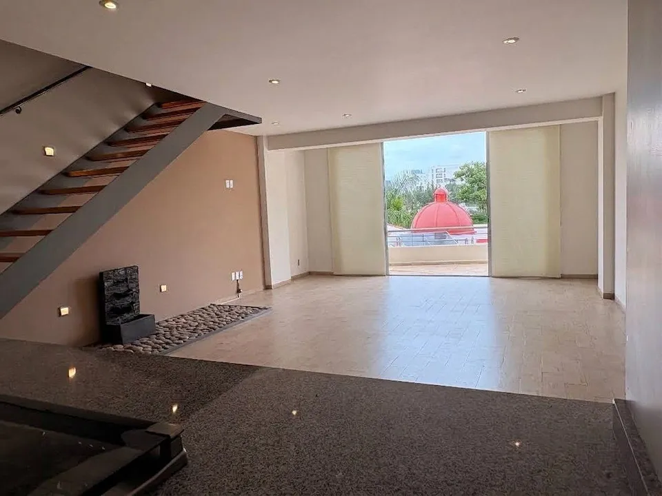 Departamento en dos niveles con terraza privada en RENTA.