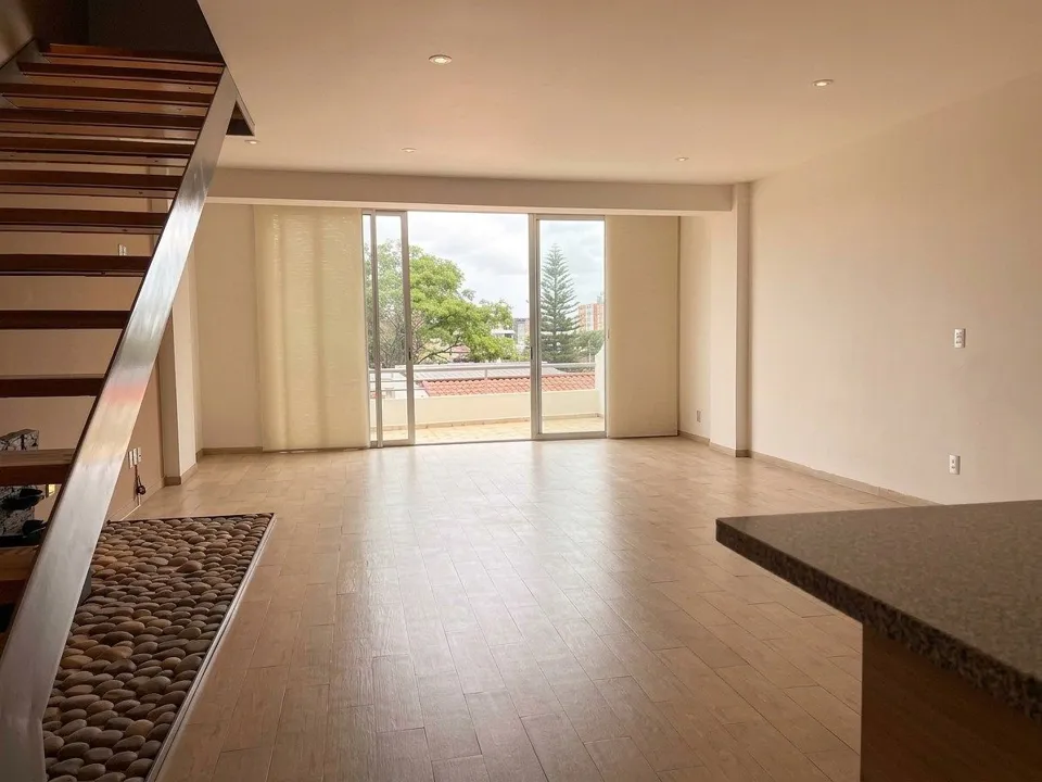 Foto 2 de Departamento en dos niveles con terraza privada en RENTA.