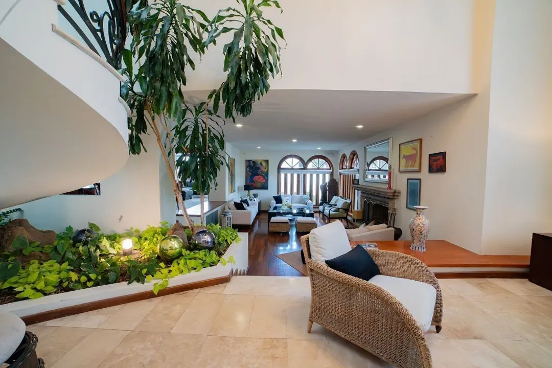 Foto 4 de Residencia Contemporánea Súper Amplia en Valle Real