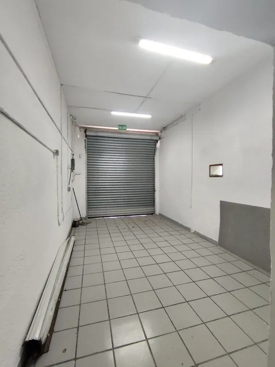 Bodega con oficinas y local comercial- Col. Moderna
