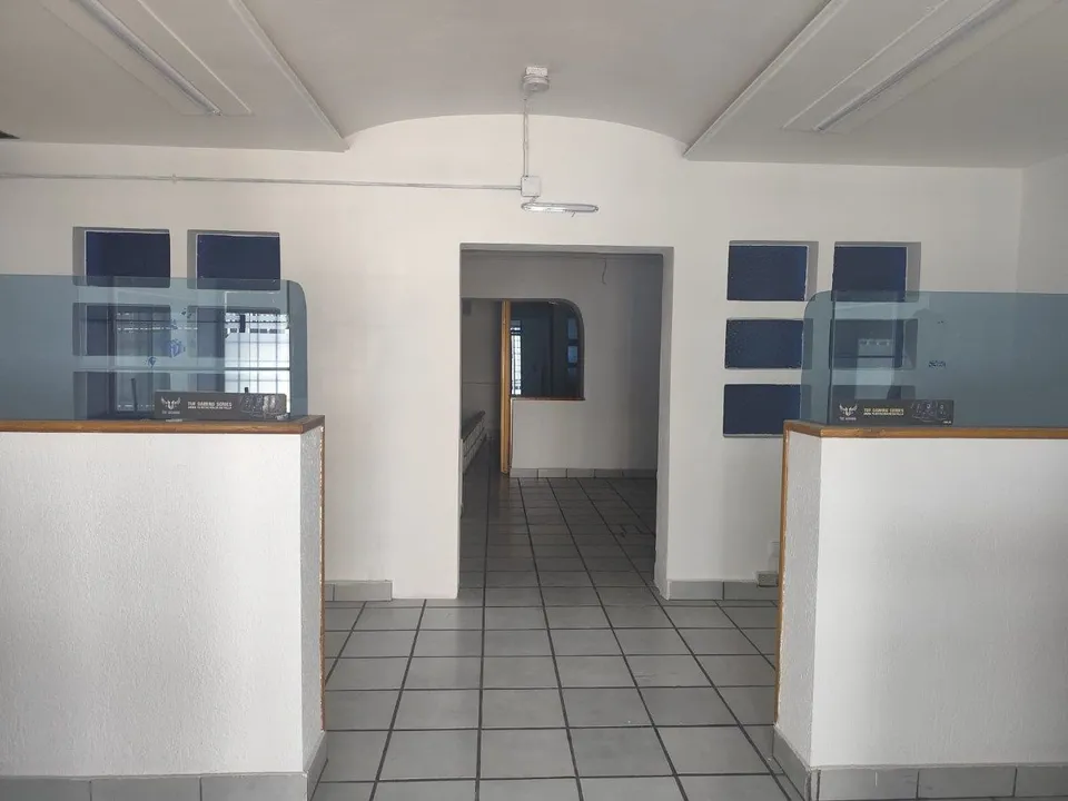 Foto 2 de Bodega con oficinas y local comercial- Col. Moderna