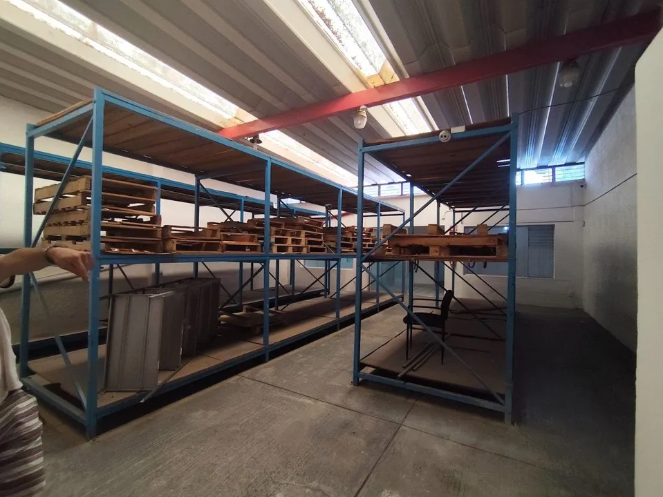 Foto 3 de Bodega con oficinas y local comercial- Col. Moderna