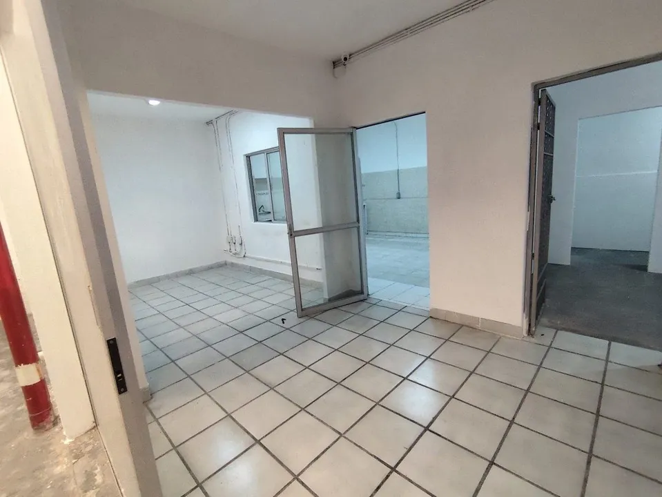 Foto 5 de Bodega con oficinas y local comercial- Col. Moderna