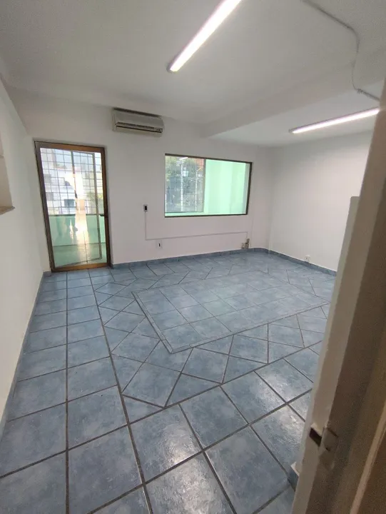 Foto 7 de Bodega con oficinas y local comercial- Col. Moderna