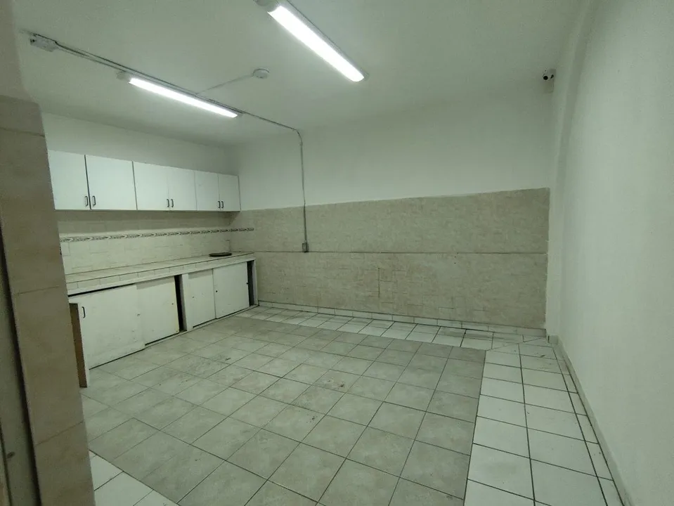 Foto 8 de Bodega con oficinas y local comercial- Col. Moderna