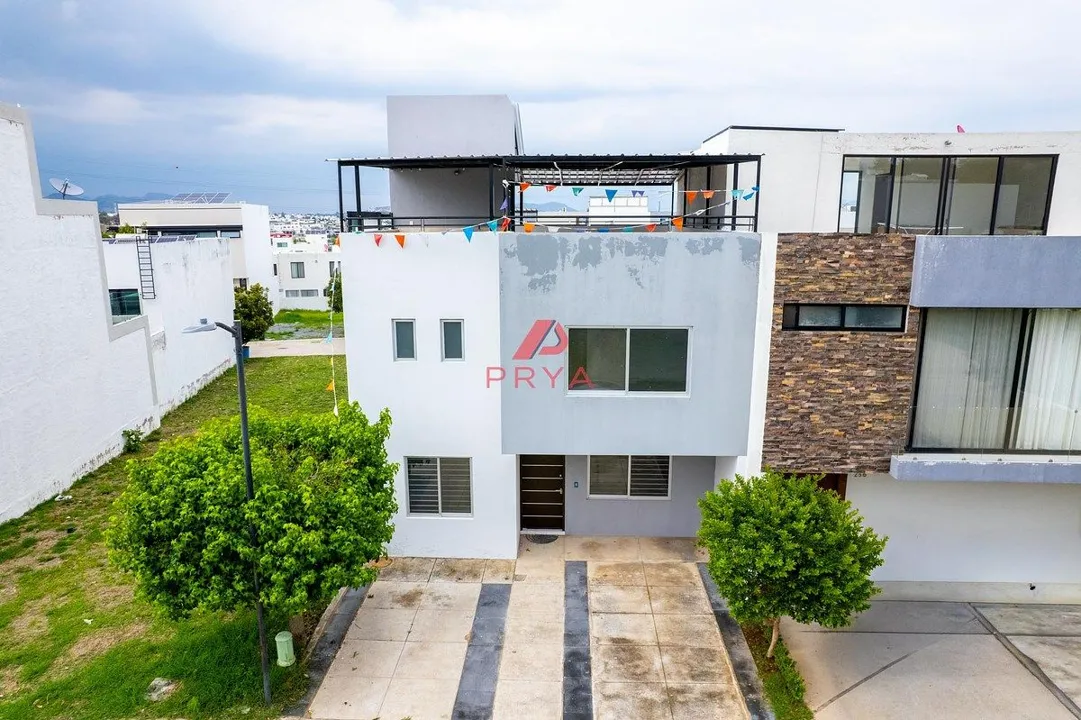 Casa en venta en Valle Imperial, Zapopan, de 4 recámaras y Roof Garden.