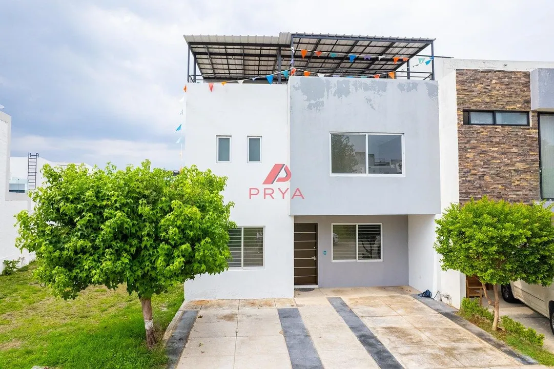 Foto 2 de Casa en venta en Valle Imperial, Zapopan, de 4 recámaras y Roof Garden.