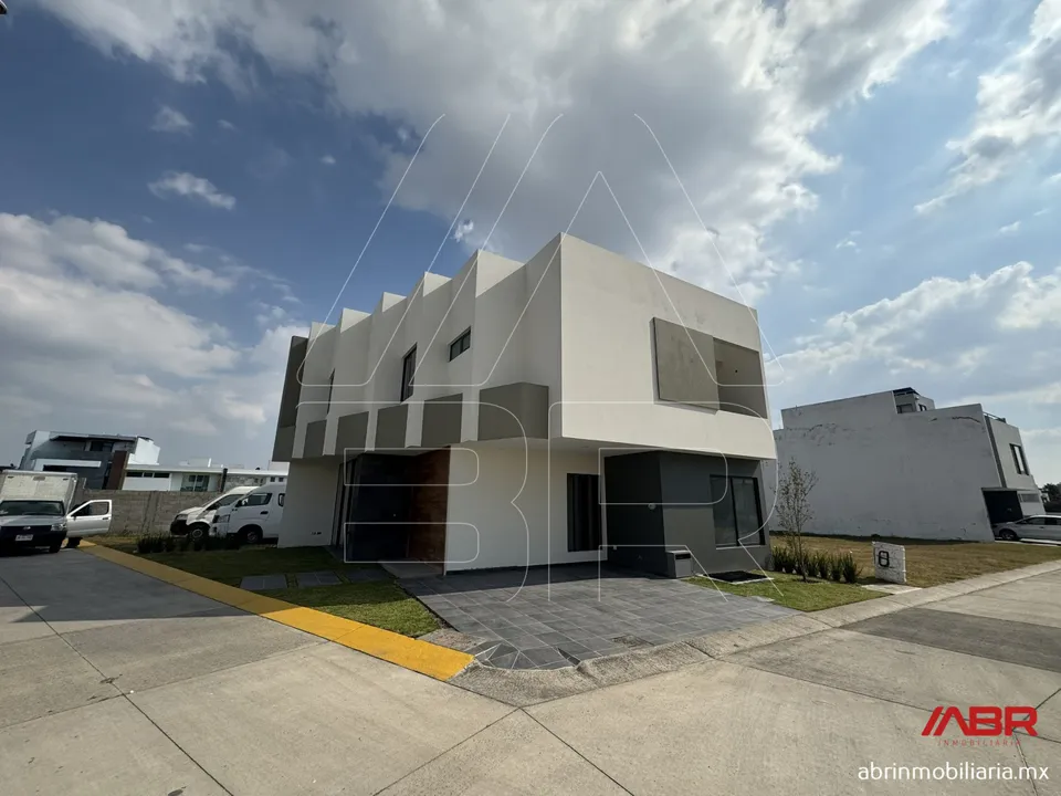 Casa Nueva Venta -  Precio Preventa en Esquina Coto Frente a Metropolitano