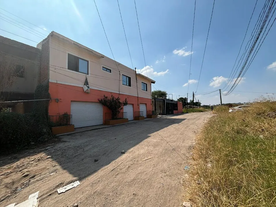 CASA EN VENTA CON TERRAZA, LOCALES, AREAS VERDES, RESTAURANTE, EL SALTO, JALISCO