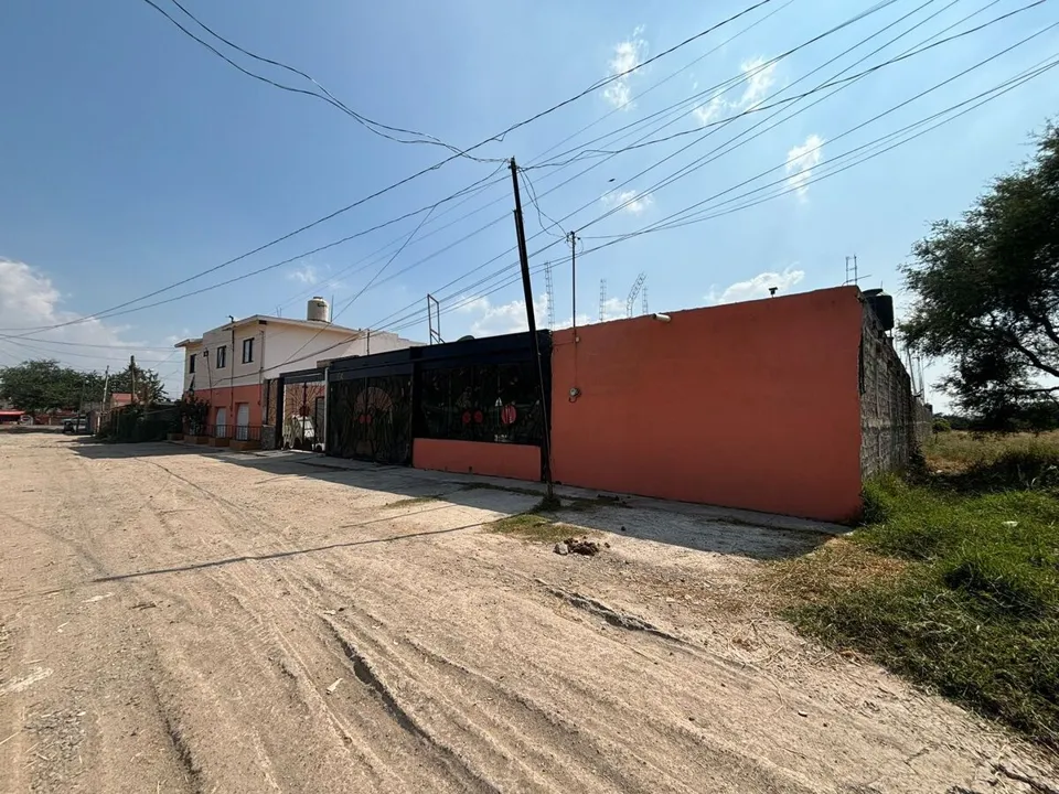 Foto 2 de CASA EN VENTA CON TERRAZA, LOCALES, AREAS VERDES, RESTAURANTE, EL SALTO, JALISCO