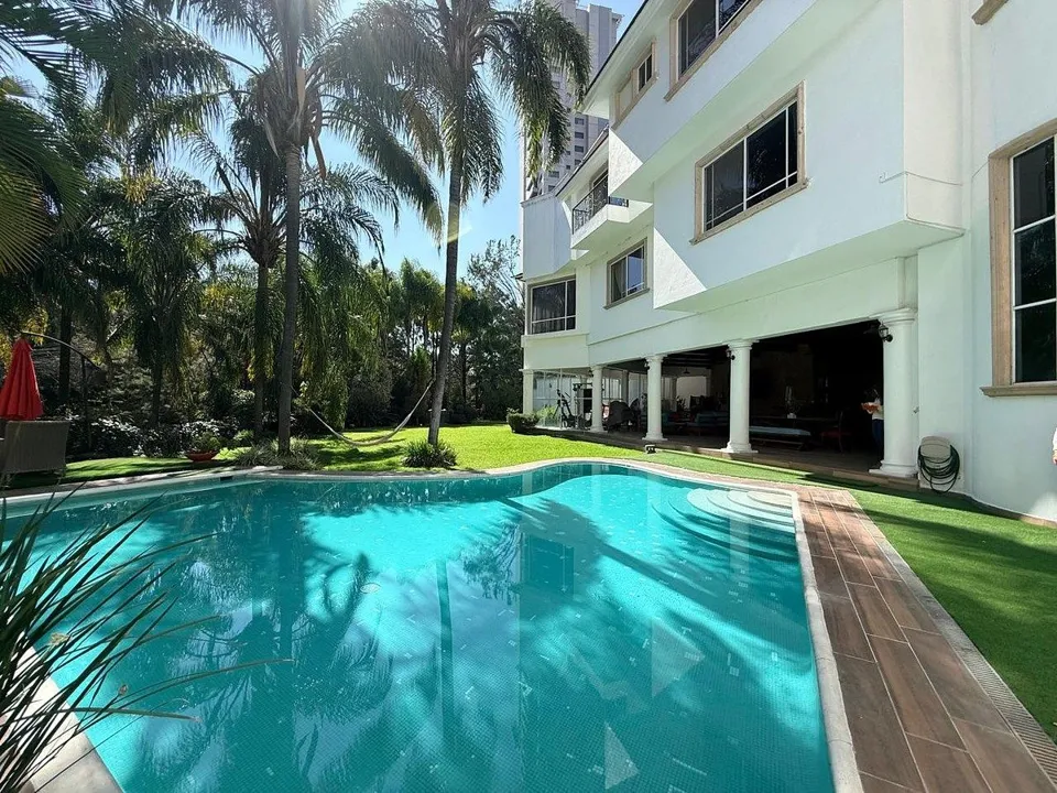 Residencia en venta con alberca en ESQUINA dentro de coto en PUERTA DE HIERRO
