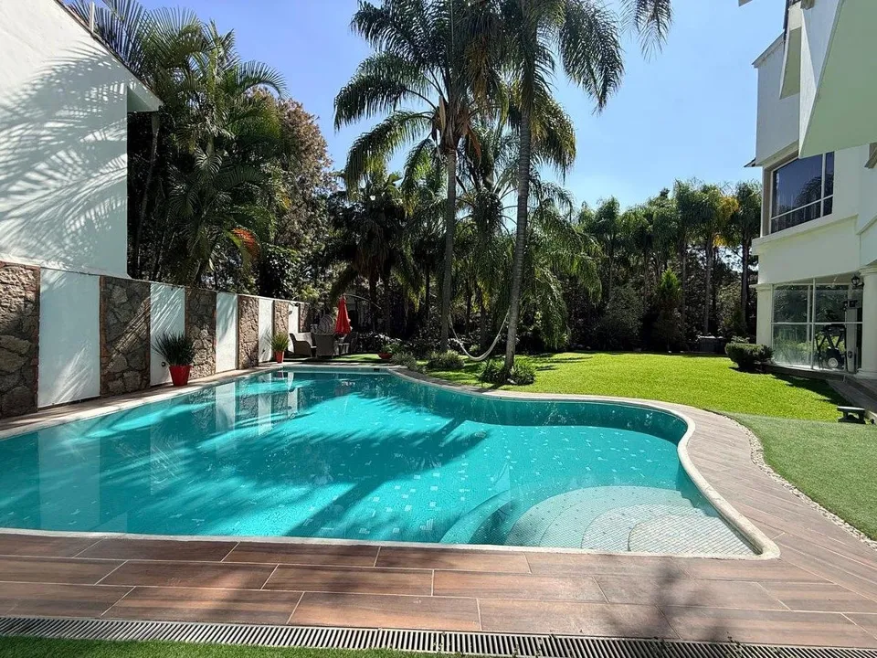 Foto 2 de Residencia en venta con alberca en ESQUINA dentro de coto en PUERTA DE HIERRO