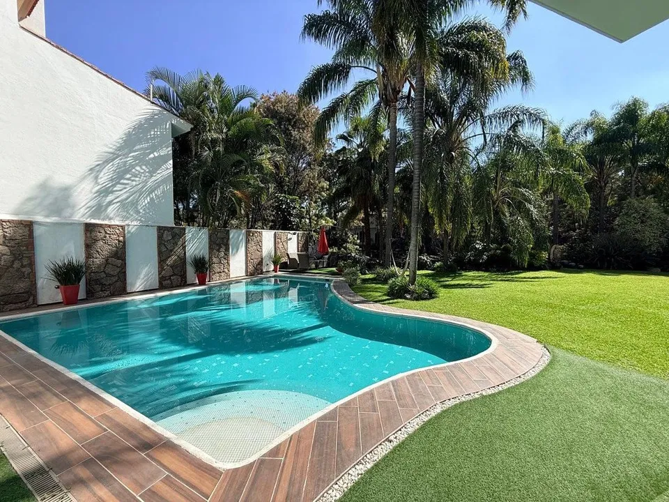 Foto 3 de Residencia en venta con alberca en ESQUINA dentro de coto en PUERTA DE HIERRO