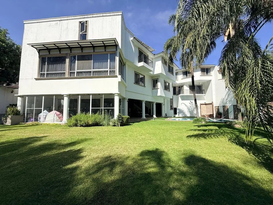 Foto 4 de Residencia en venta con alberca en ESQUINA dentro de coto en PUERTA DE HIERRO