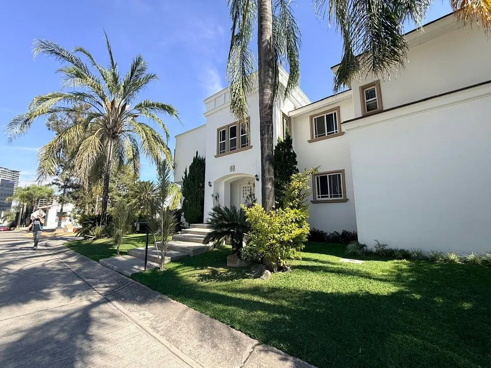 Foto 8 de Residencia en venta con alberca en ESQUINA dentro de coto en PUERTA DE HIERRO