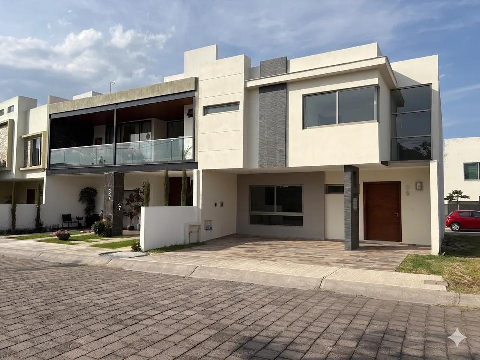 Foto 4 de SE VENDE CASA RESIDENCIAL  ARGENTA EN ZAPOPAN.