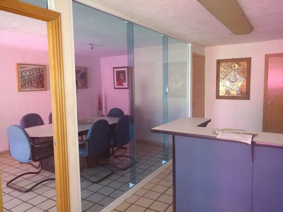 LOCAL  CON OFICINAS SUPER UBICADO