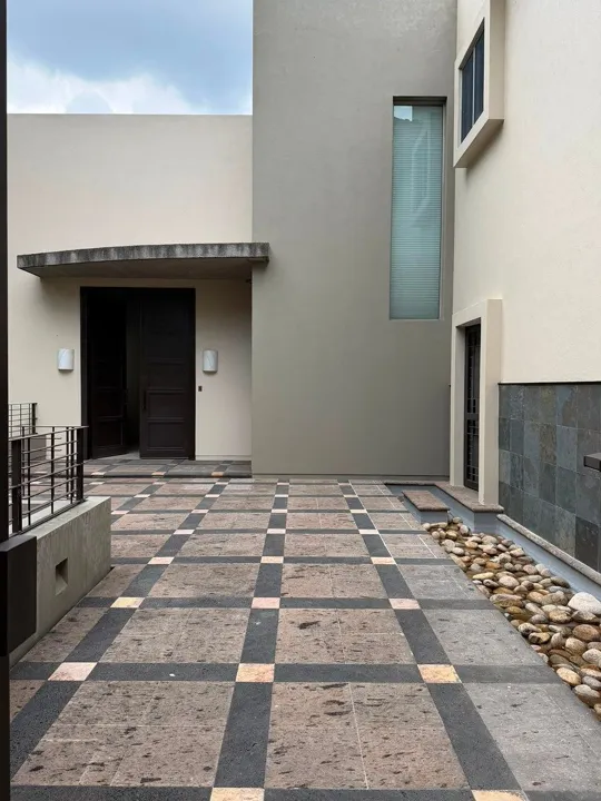 Foto 4 de Casa  en Renta en Valle Real | 1,400m² Terreno y Gran Jardín