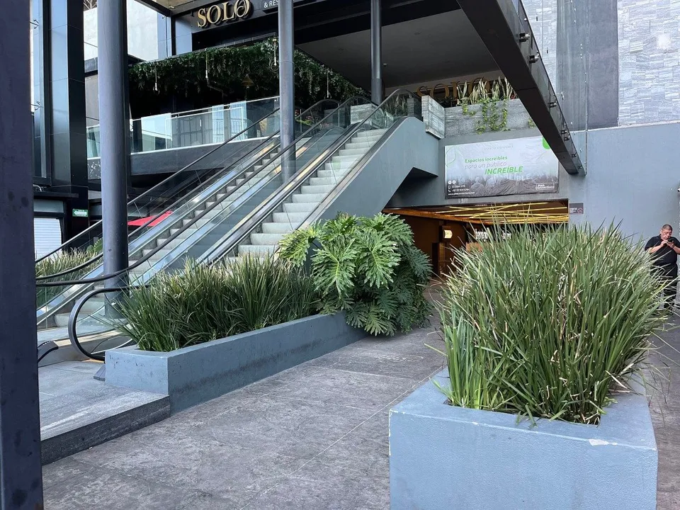 Local comercial en Plaza frente a Unicenter Zapopan