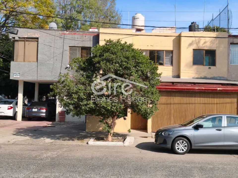 Casa en venta al poniente-noroeste de Guadalajara | 3 recámaras y 9 estacionamie