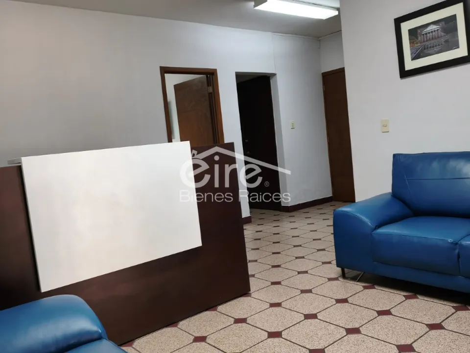 Foto 2 de Casa en venta al poniente-noroeste de Guadalajara | 3 recámaras y 9 estacionamie