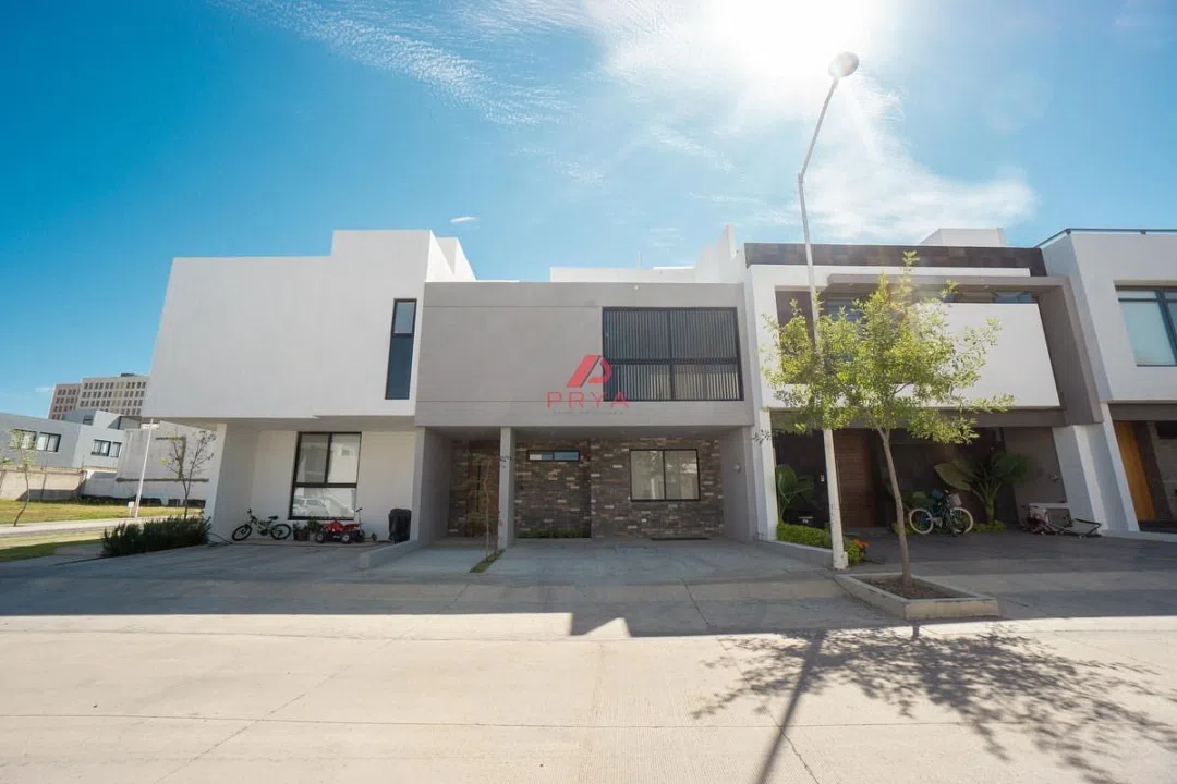 Casa en Venta en Altanza Solares Zapopan con recámara en planta baja